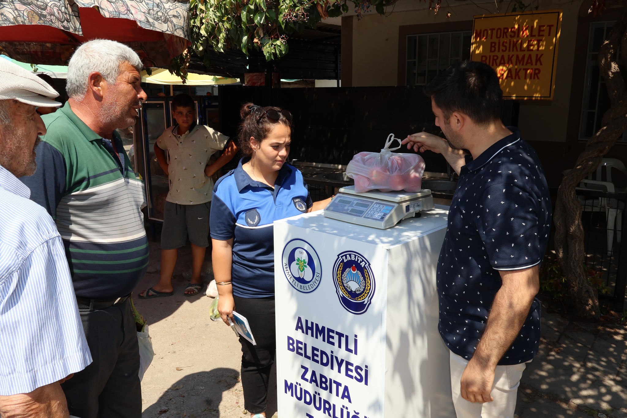 Ahmetli Belediyesi'nde  Kapalı Pazaryeri Denetlendi (2)