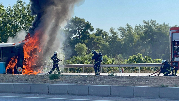 Antalya'da Halk Otobüsünde Çıkan Yangın Söndürüldü (2)