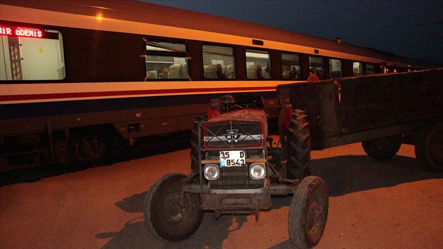 İzmir'de Yolcu Treni Hemzemin Geçitte Traktöre Çarptı (2)