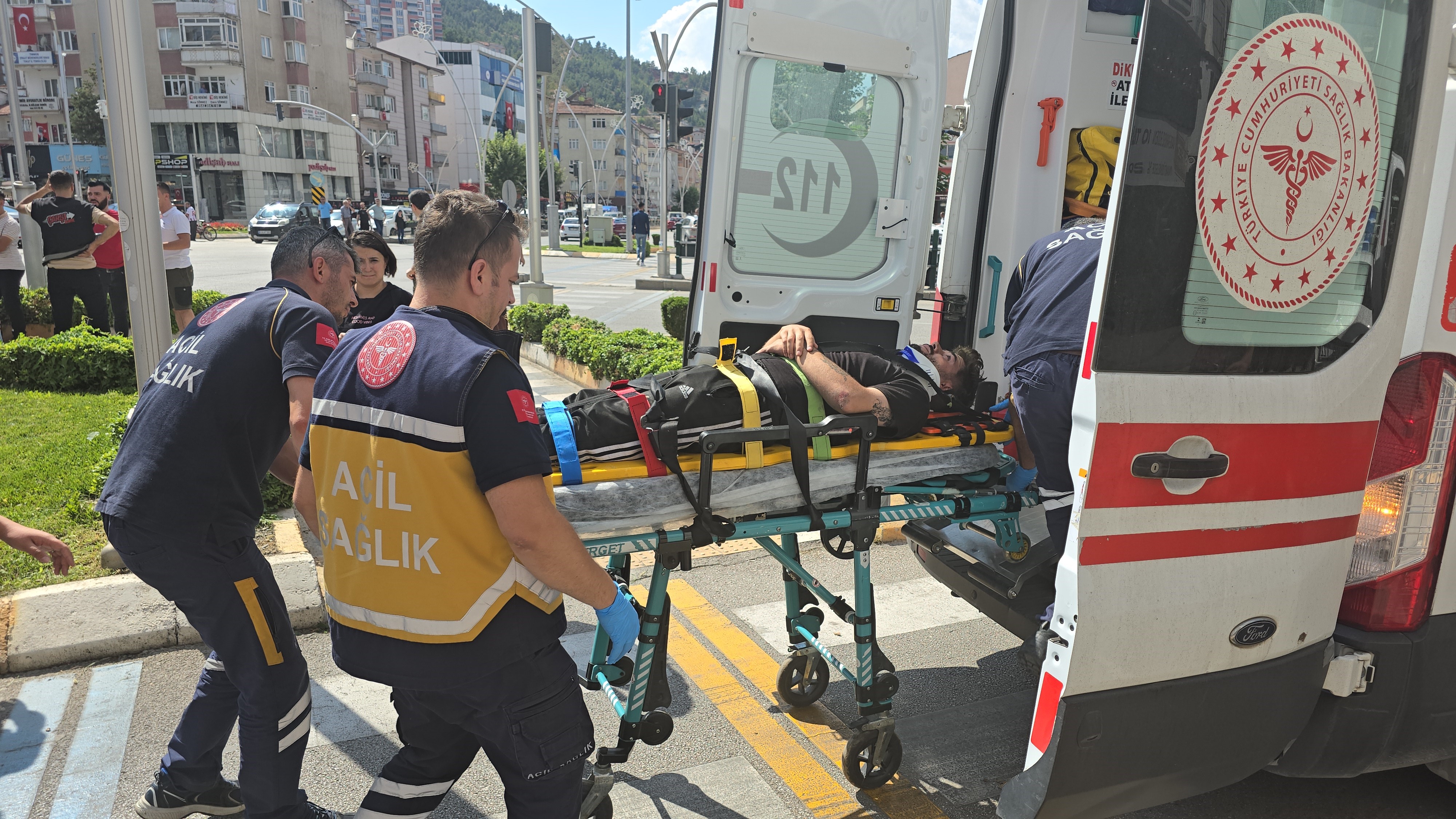 Kırmızı Işık Ihlali Kazaya Neden Oldu, Iki Motosiklet Sürücüsü Yaralandı (3)