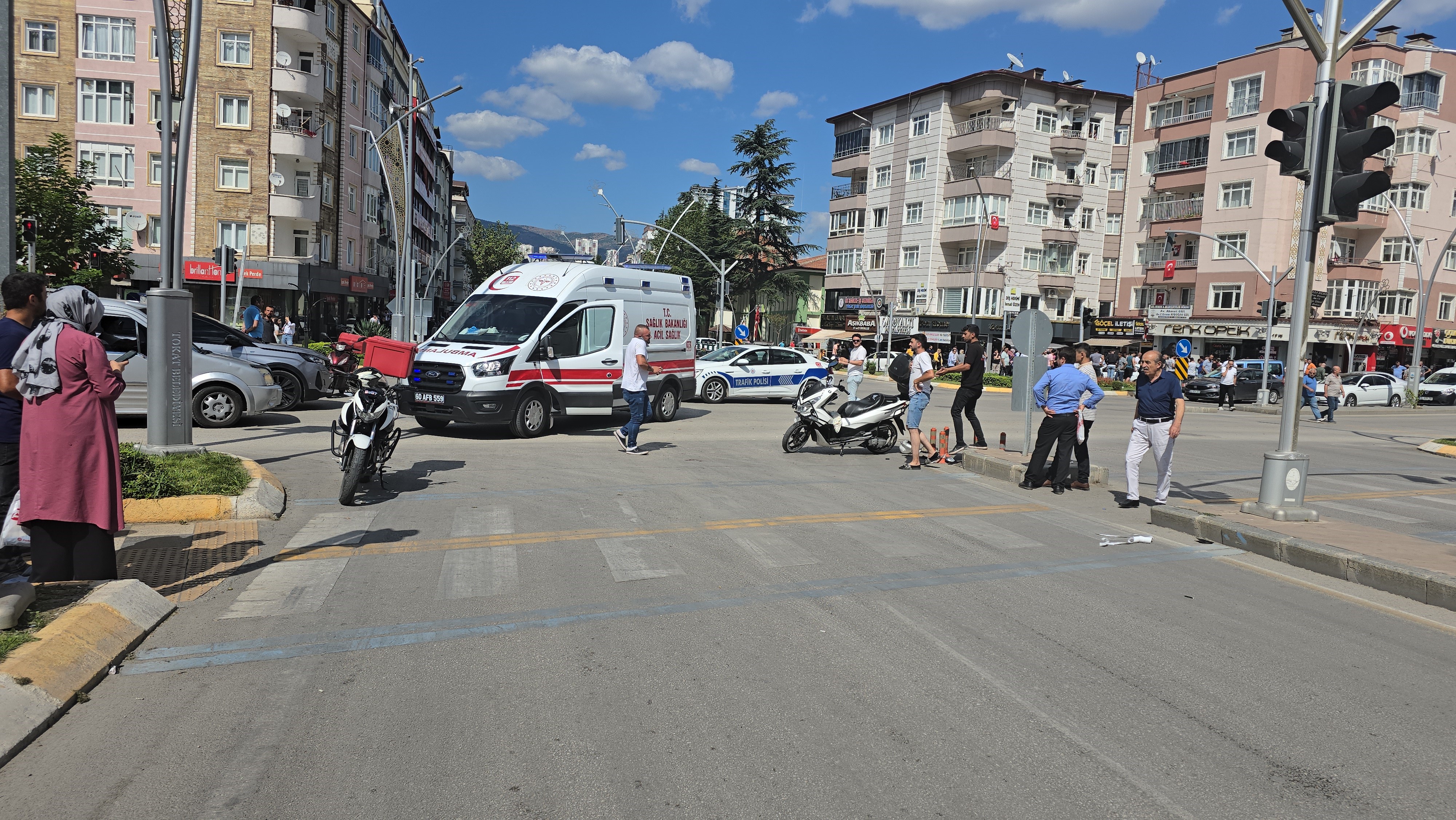 Kırmızı Işık Ihlali Kazaya Neden Oldu, Iki Motosiklet Sürücüsü Yaralandı (4)