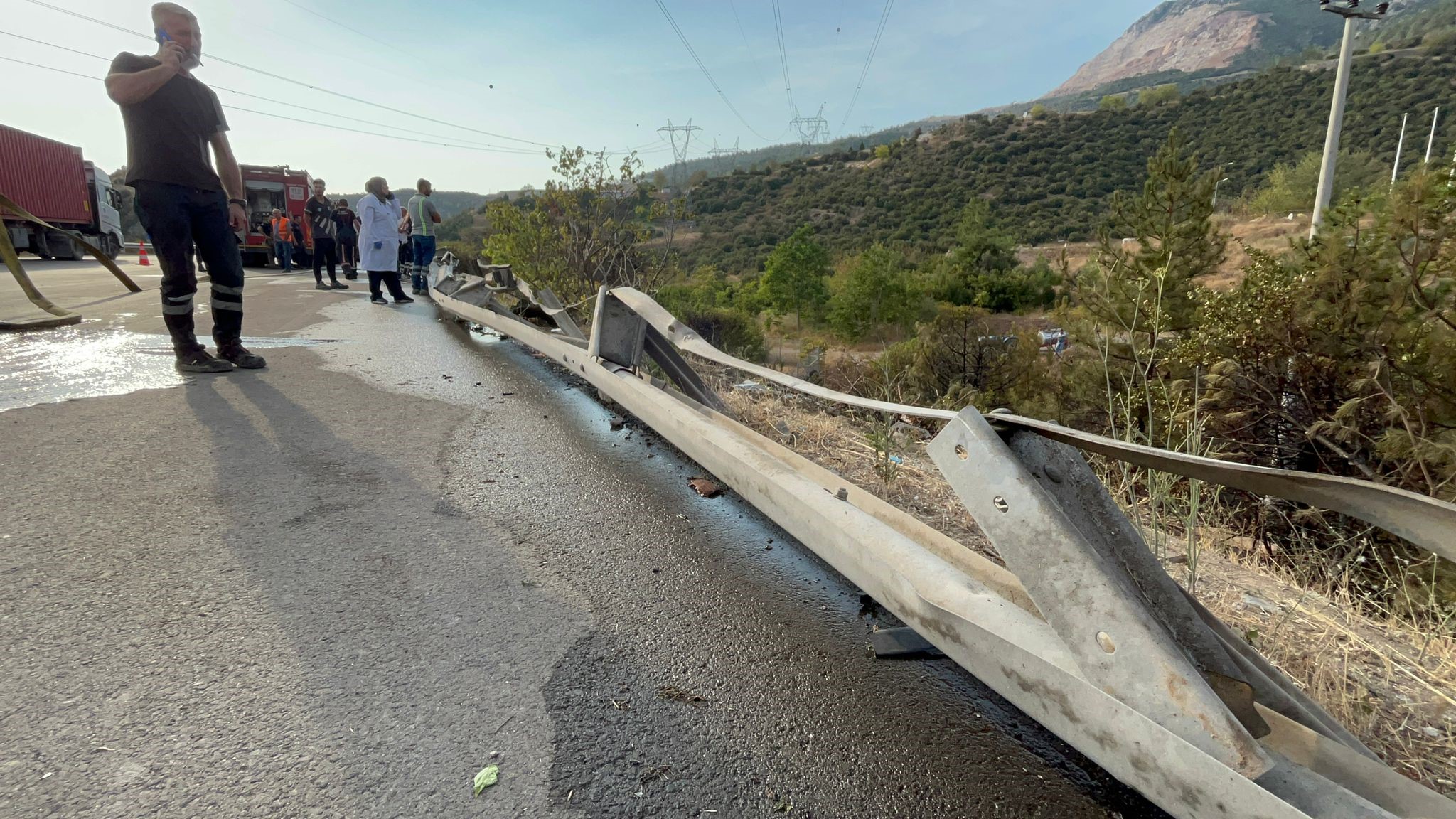 Kontrolden Çıkan Tır Şarampole Uçtu, Sürücü Şans Eseri Kurtuldu (5)