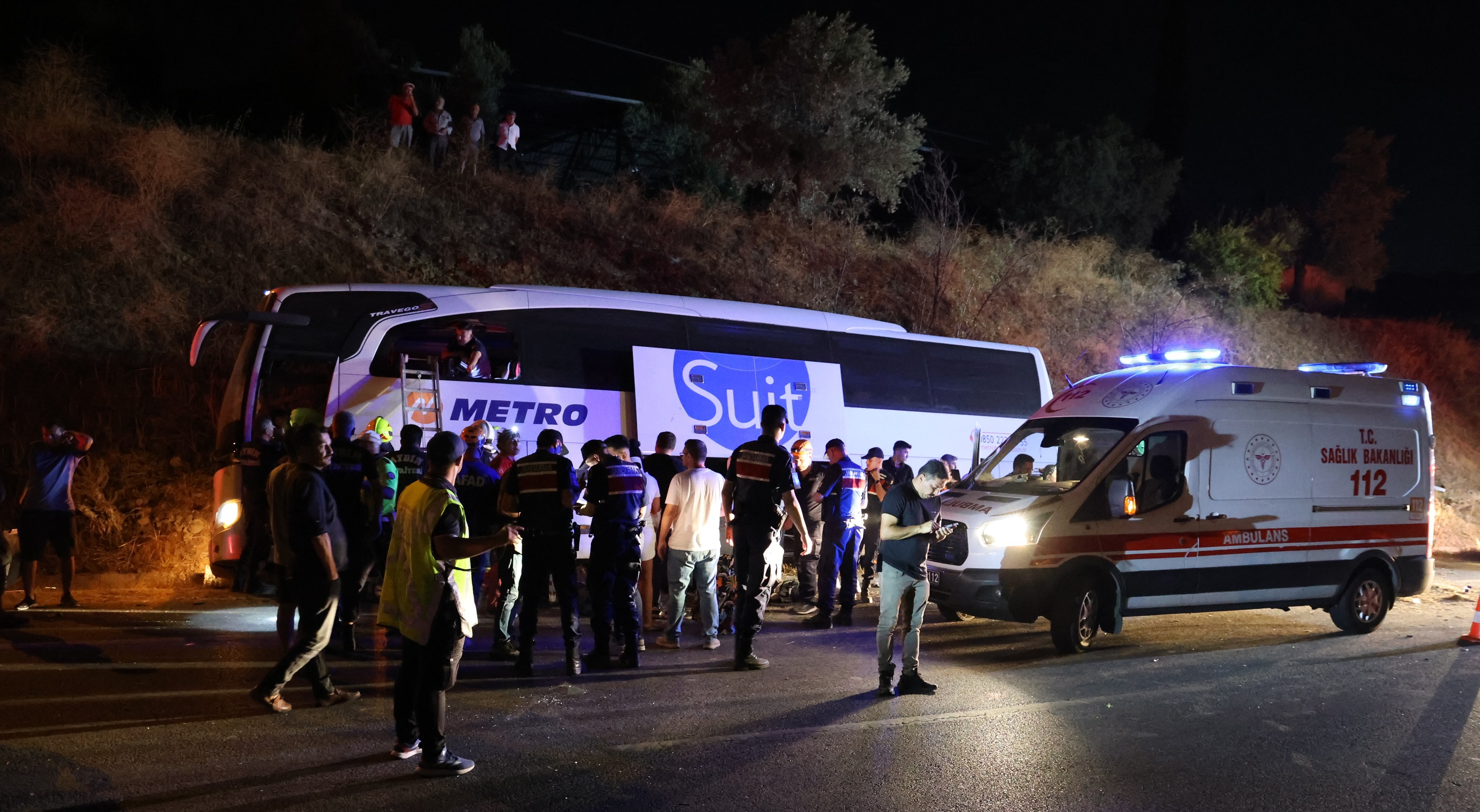 Manisa Güzargahına Olan Yolcu Otobüsü Kontrolden Çıktı 1 Ölü, 10 Yaralı (4)