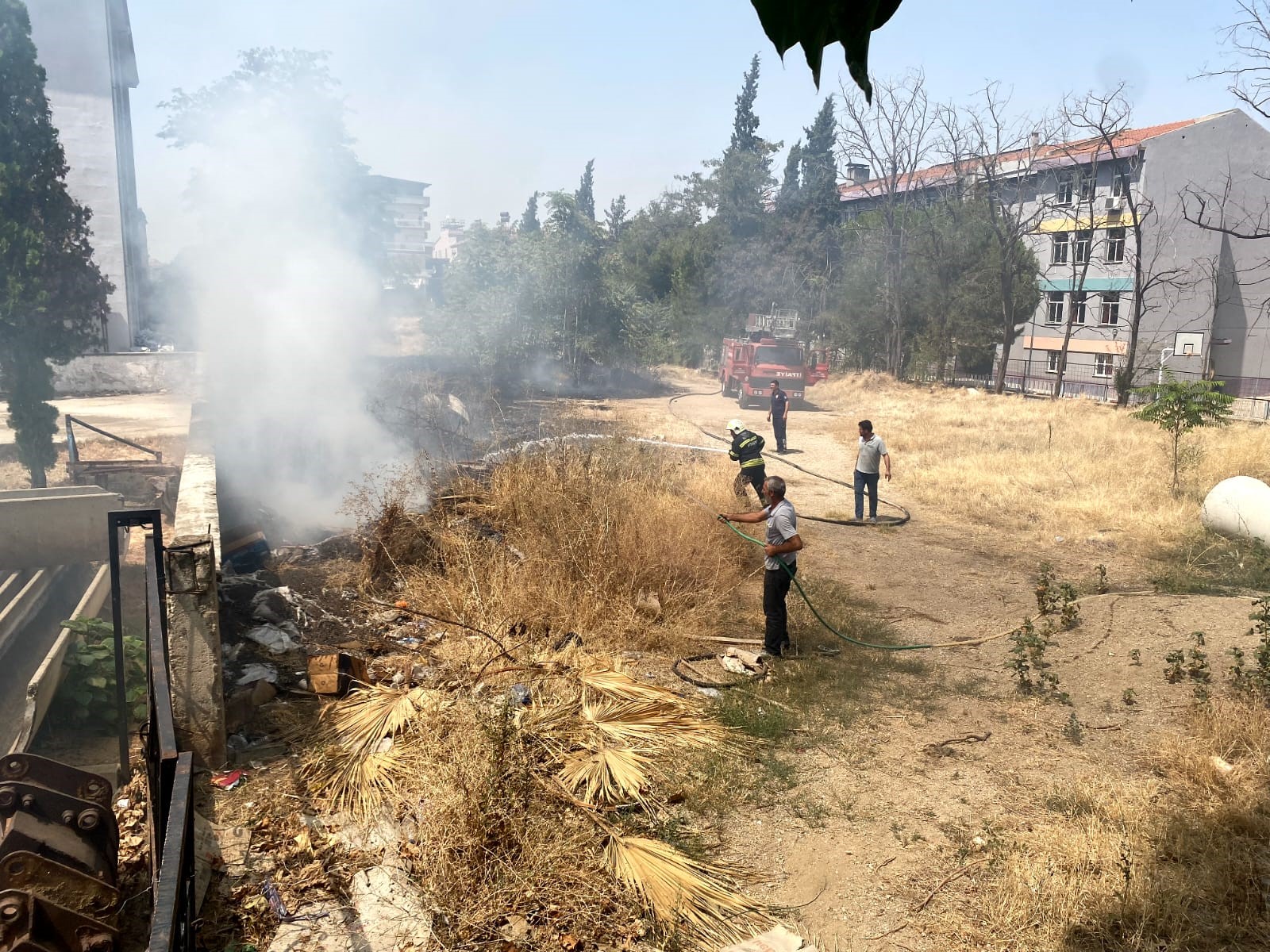  Manisa'da Boş Arazide Çıkan Yangın Ucuz Atlatıldı (5)