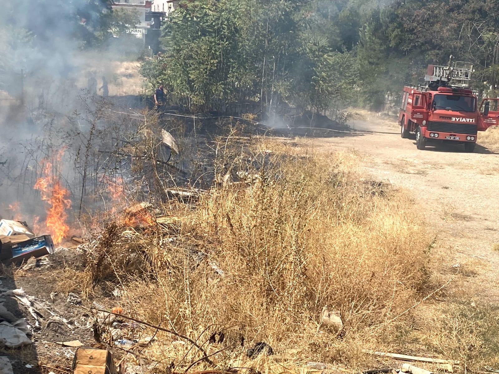  Manisa'da Boş Arazide Çıkan Yangın Ucuz Atlatıldı (6)