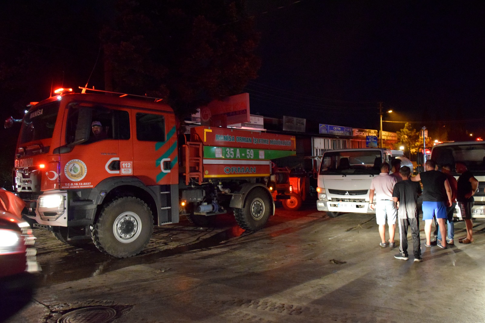 Manisa'da Çıkan Yangında 2 Iş Yerinde Hasar Oluştu (4)