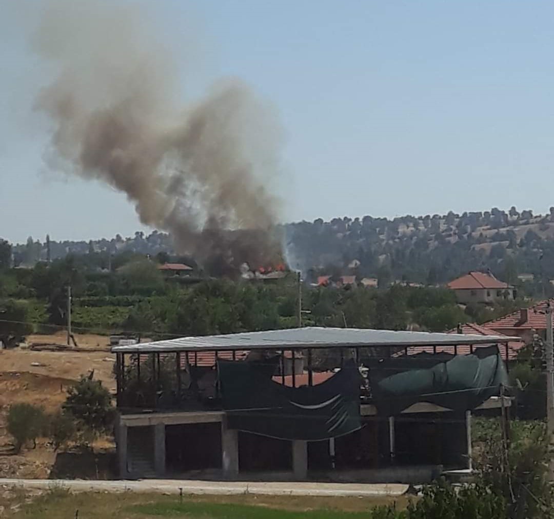 Manisa'da Çıkan Yangında Çiftçinin Ürünleri Kül Oldu (3)