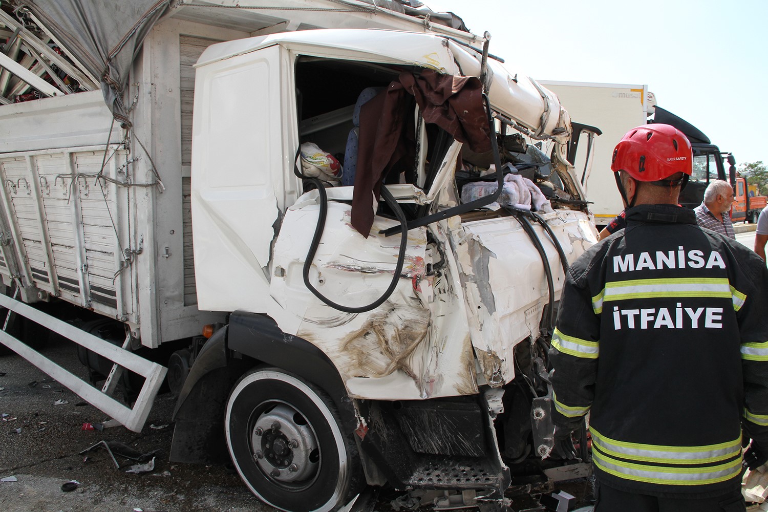 Manisa'da Feci Kaza! Hurdaya Dönen Kamyonetten Sağ Çıktı (3)