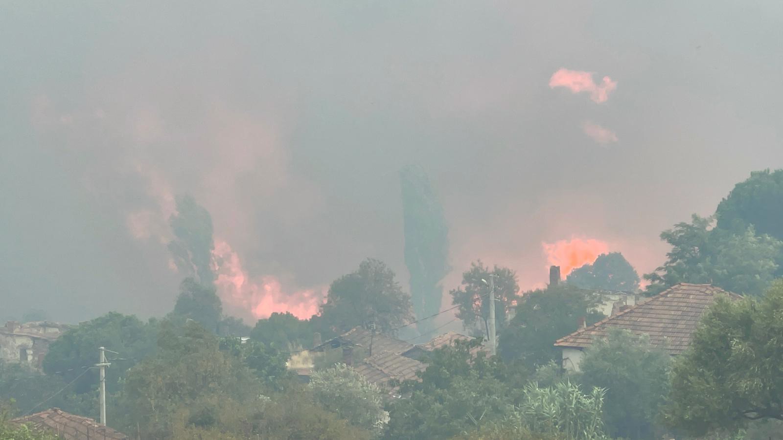 Manisa'da Itfaiye Ekiplerinin Yangınla Mücadelesi Sürüyor (4)