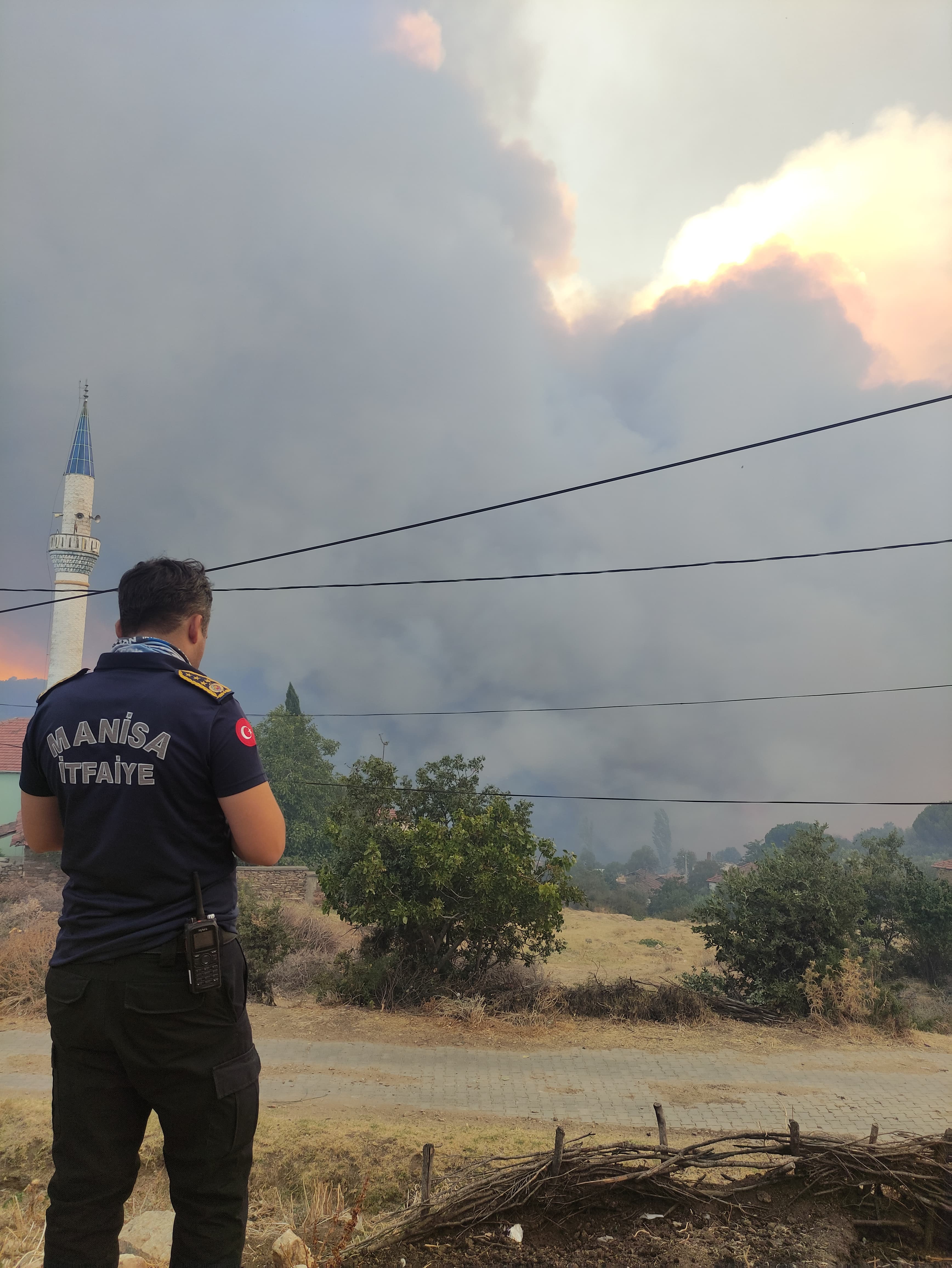 Manisa'da Itfaiye Ekiplerinin Yangınla Mücadelesi Sürüyor (8)