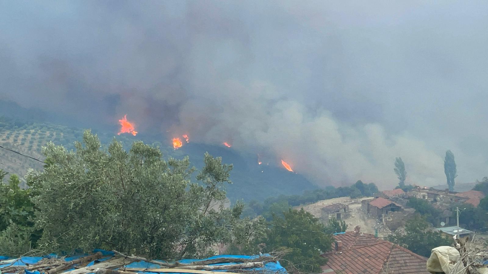 Manisa'da Itfaiye Ekiplerinin Yangınla Mücadelesi Sürüyor (9)