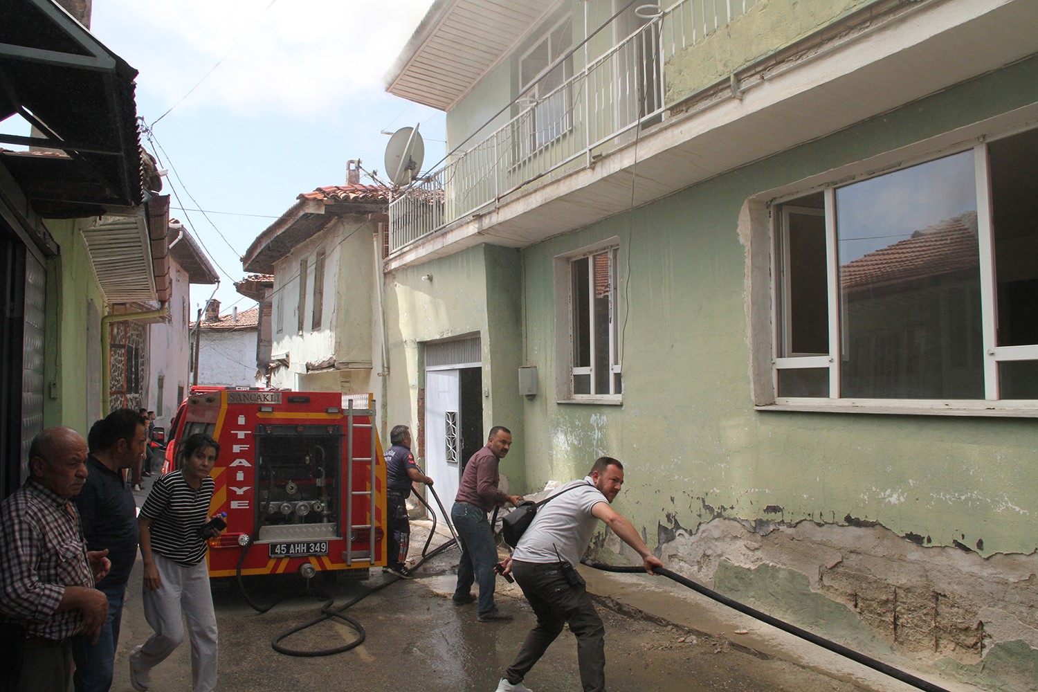 Manisa’da Mahalle Arasında Çıkan Yangın Paniğe Neden Oldu (1)