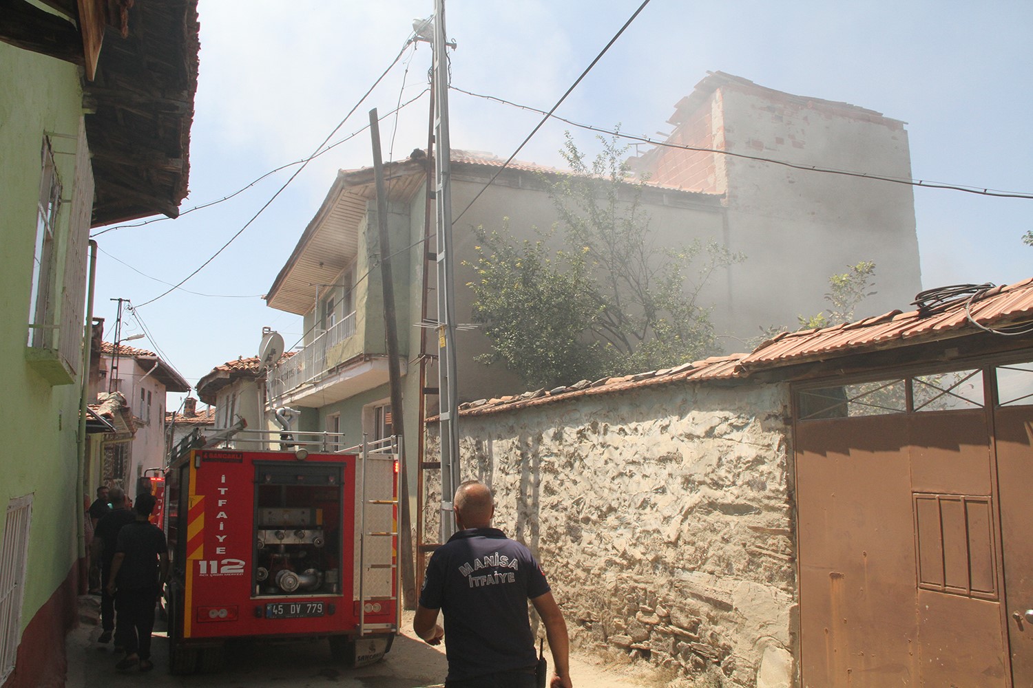 Manisa’da Mahalle Arasında Çıkan Yangın Paniğe Neden Oldu (2)