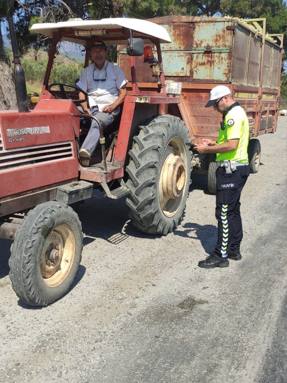 Manisa'da Traktör Ve Tarım Işçisi Taşıyan Araçlara Sıkı Denetim (2)