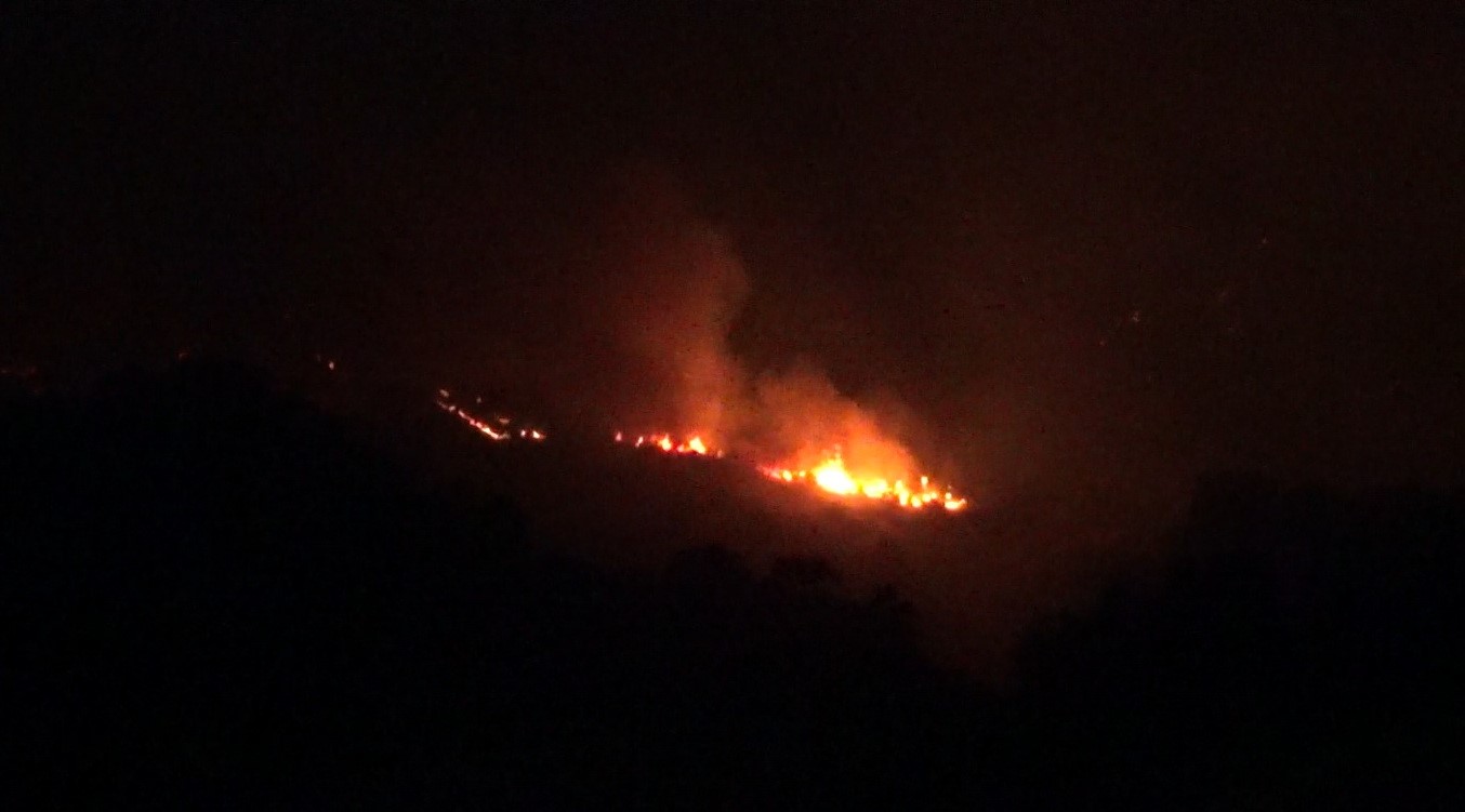 Manisa'daki Orman Yangını 8 Saattir Sürüyor Gece Görüşlü Helikopterler Devrede (1)-1