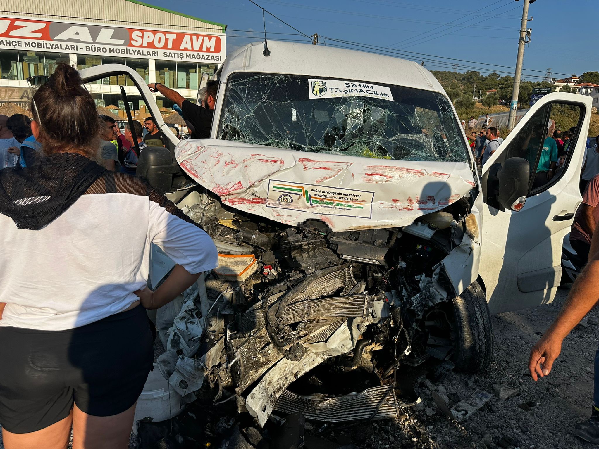 Muğla'da Işçi Servisi Ile Itfaiye Aracı Çarpıştı 8 Yaralı (4)