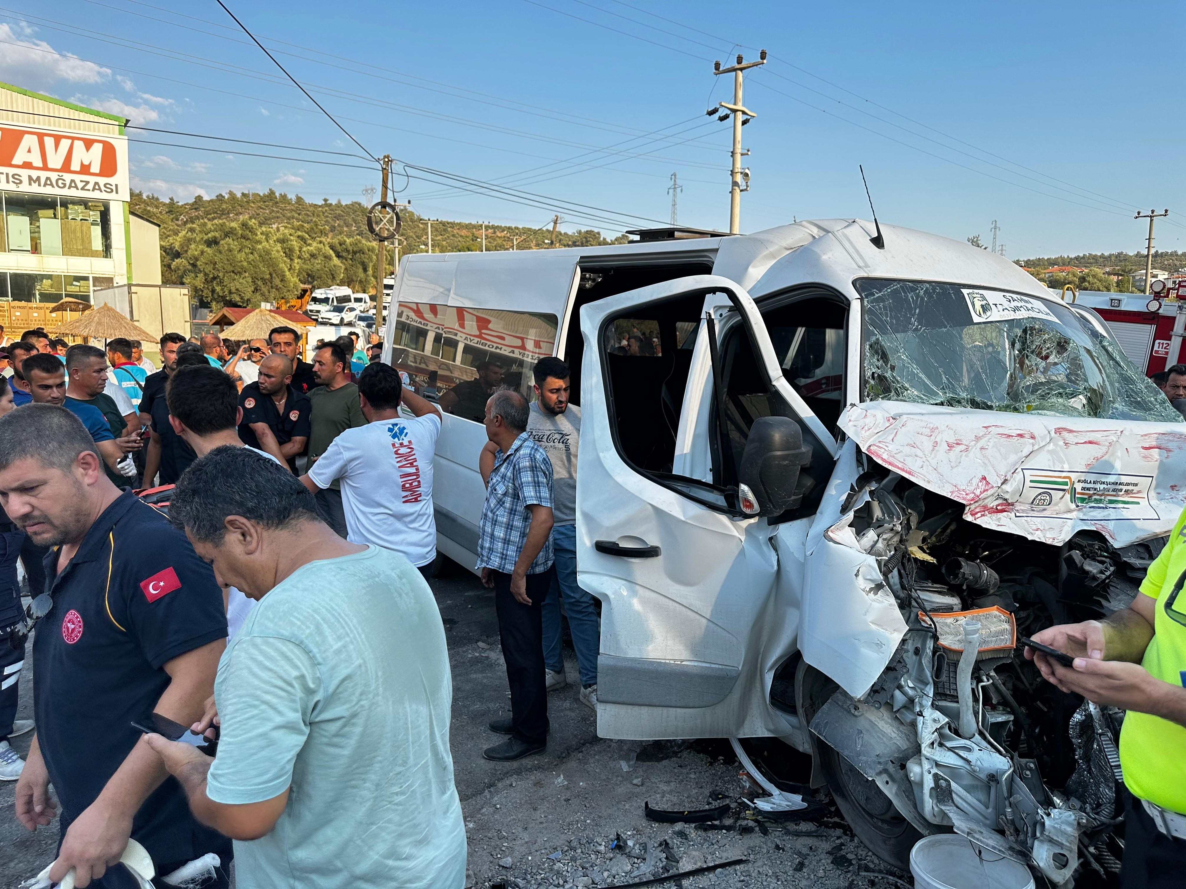 Muğla'da Işçi Servisi Ile Itfaiye Aracı Çarpıştı 8 Yaralı (6)