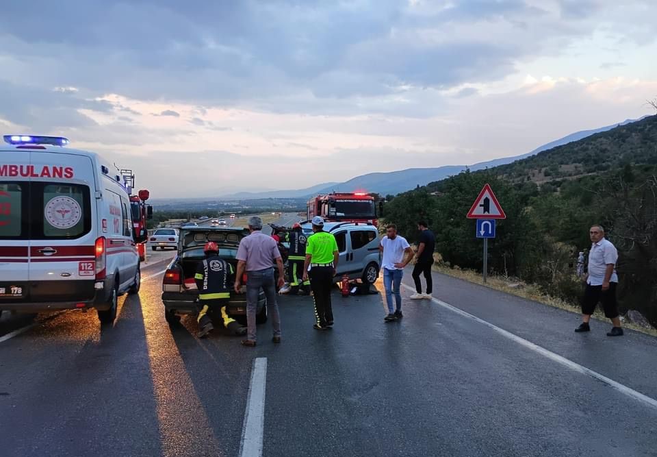 Otomobil Karşı Yönden Gelen Araçla Çarpıştı; 2 Yaralı (3)