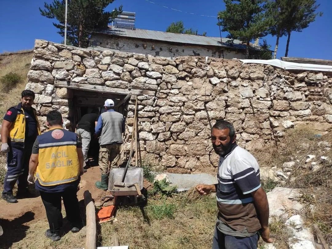 Sivas'ın İmranlı Ilçesinde, Ahırda Çatı Çökmesi Sonucu Vücudunun Bir Kısmı Toprak Altında Kalan Kişi Kurtarıldı (2)