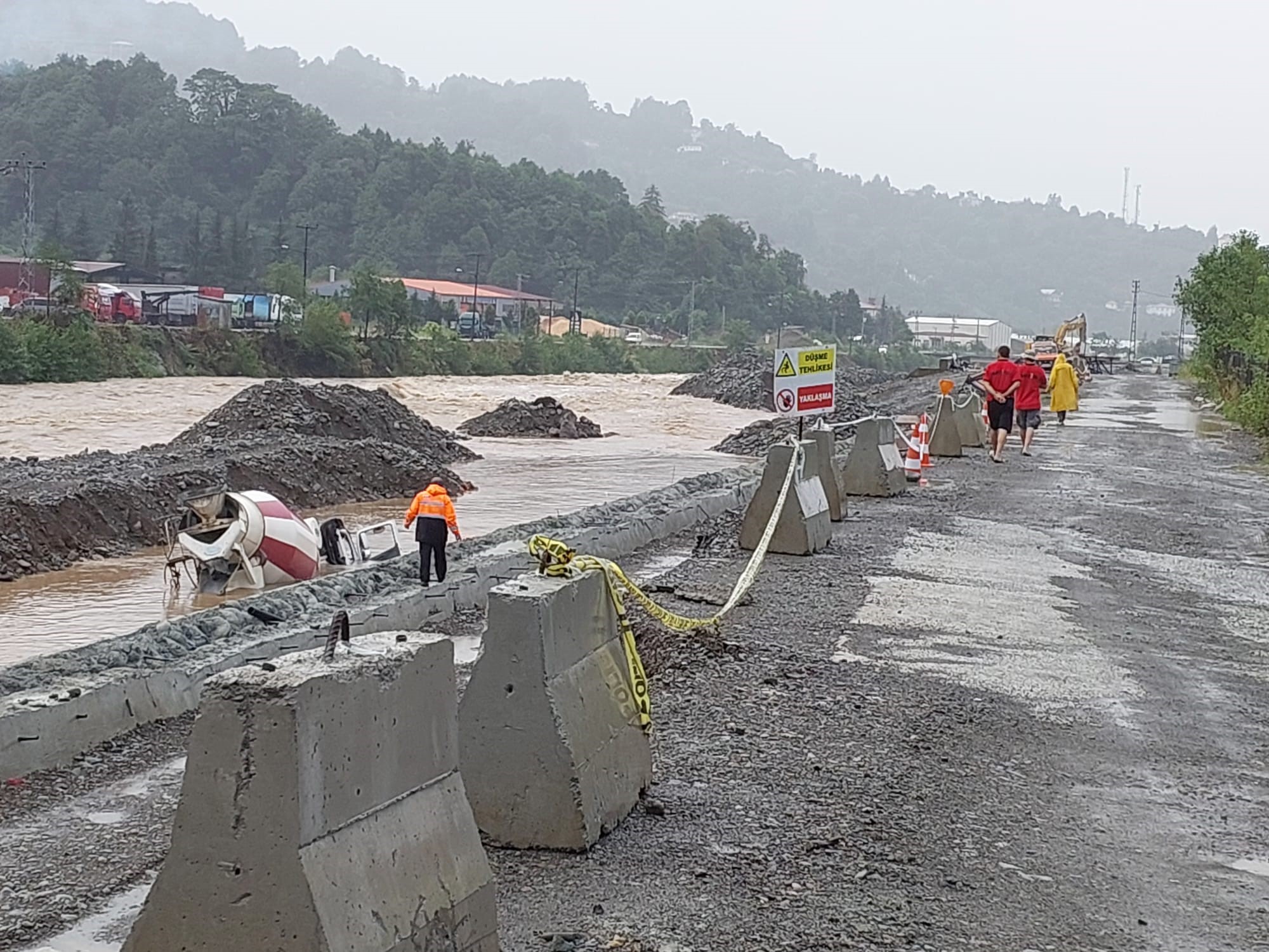 Taşan Dere Beton Mikseri Devirdi (2)