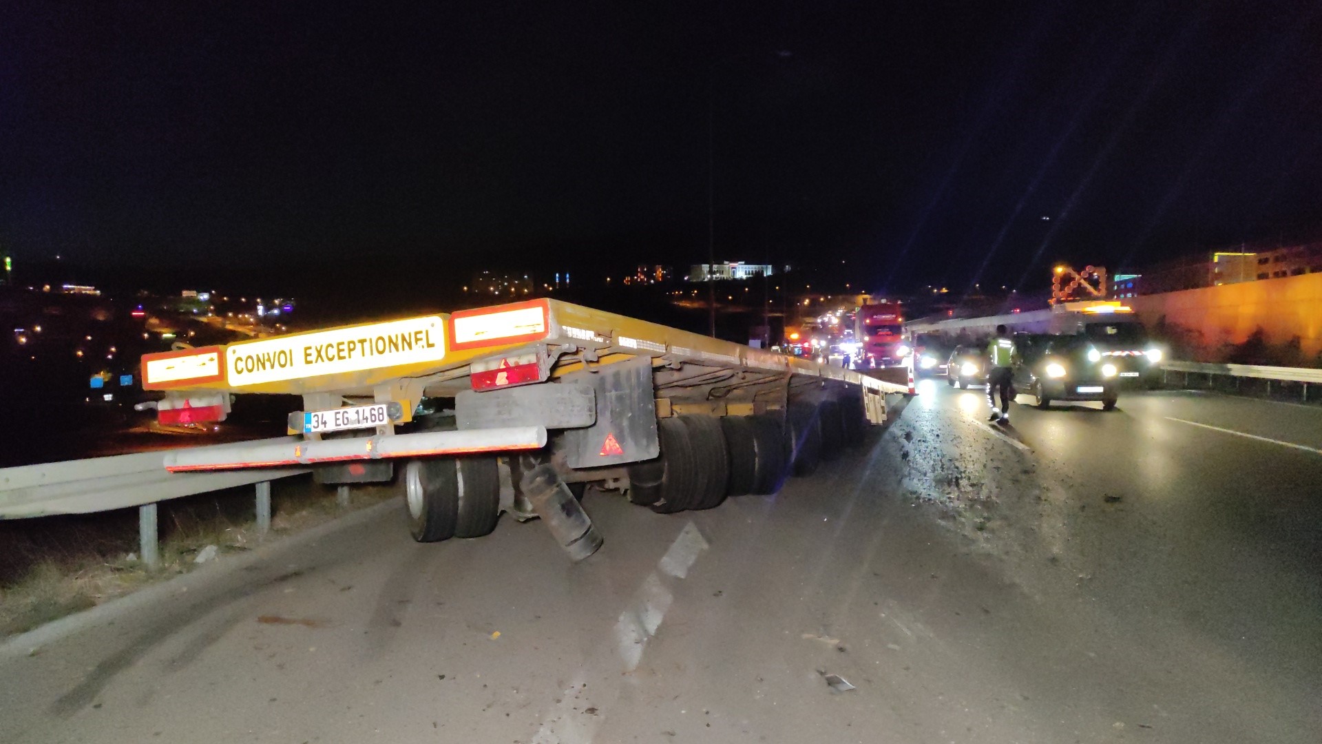 Tır 3 Metre Yükseklikten Karşı Şeride Uçtu, Dorsenin Parçaları Yola Savruldu (1)