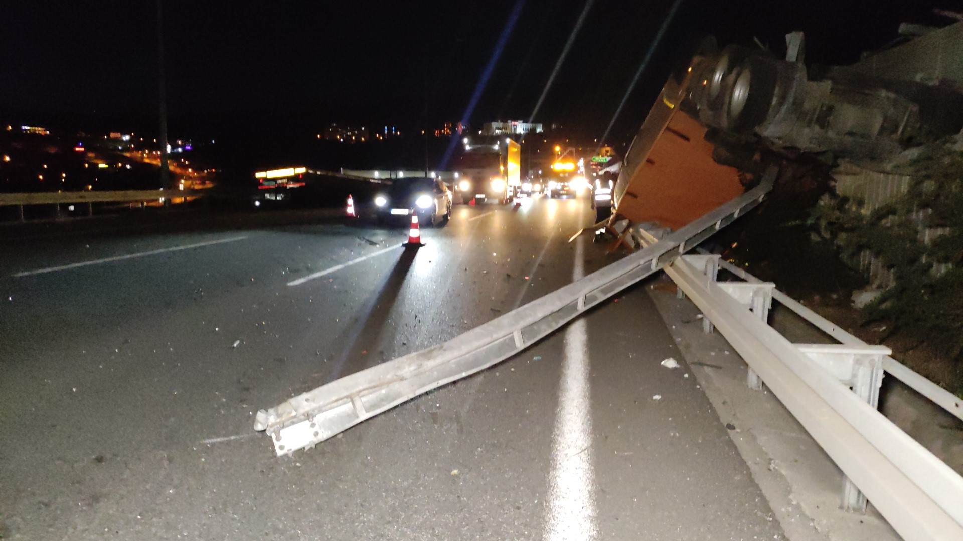 Tır 3 Metre Yükseklikten Karşı Şeride Uçtu, Dorsenin Parçaları Yola Savruldu (2)