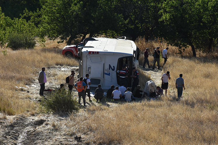 Yolcu Otobüsü Devrildi 14 Yaralı (2)