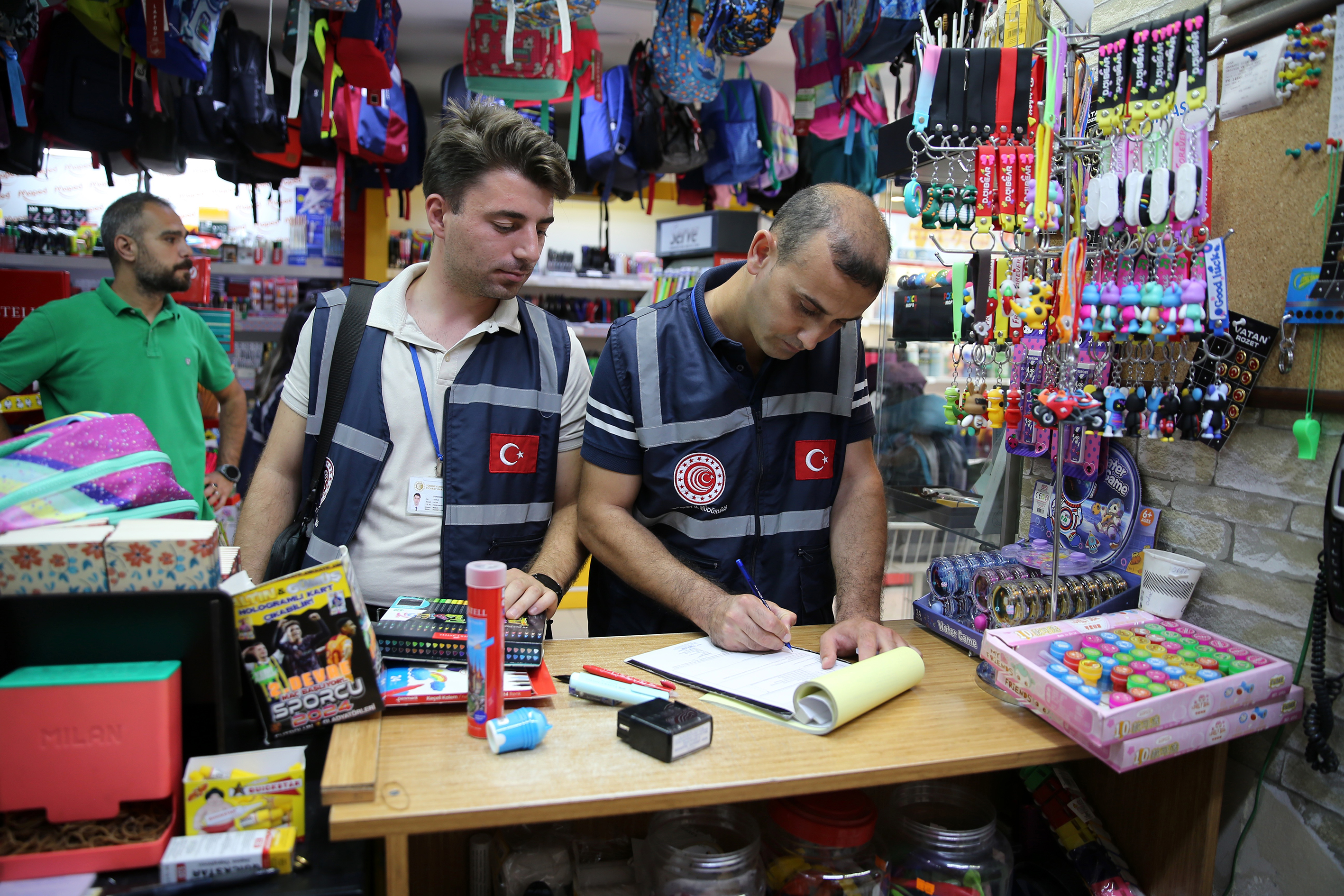 Manisa'da kırtasiyeler mercek altında