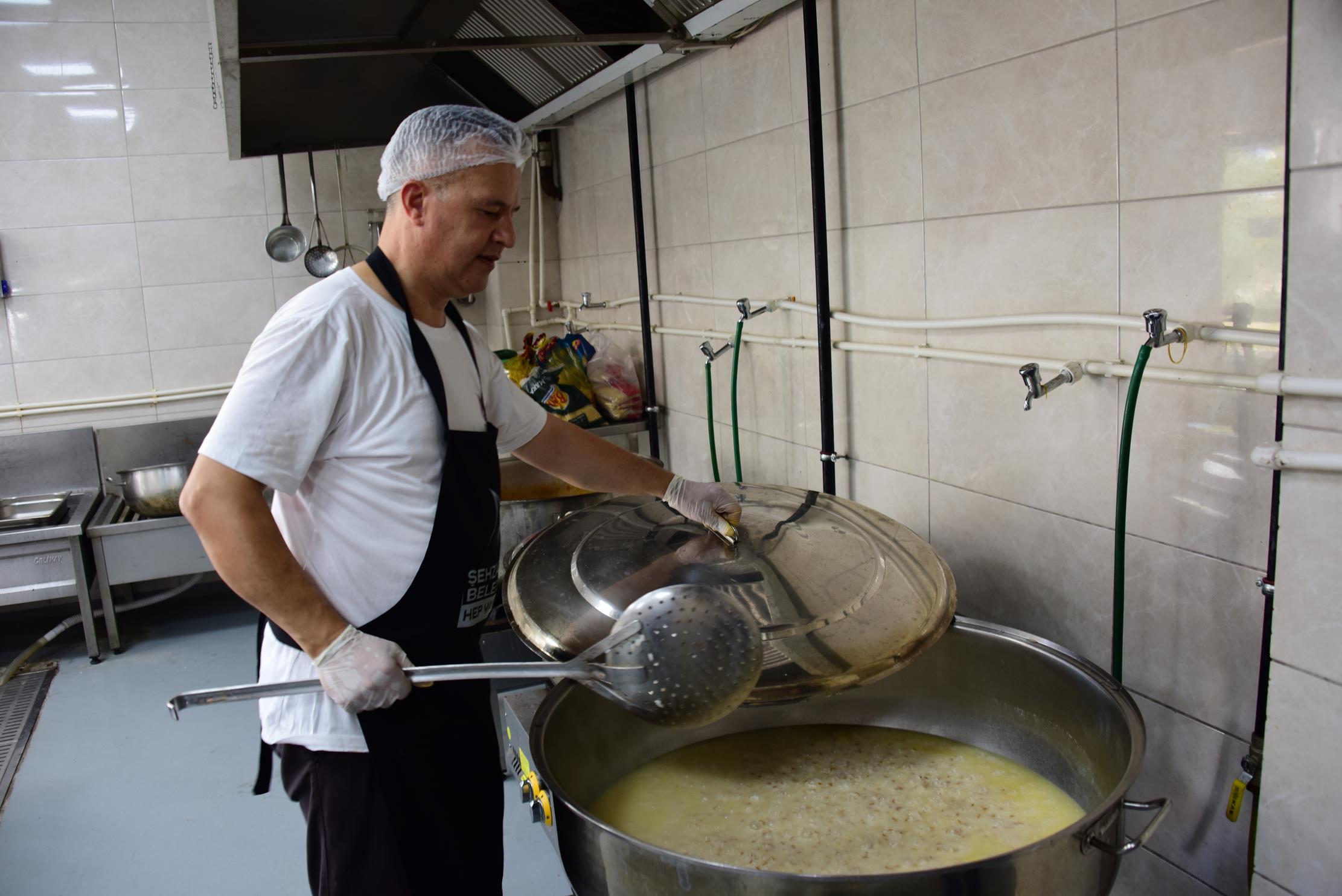 şehzadeler belediyesinden vatandaşlara sıcak yemek