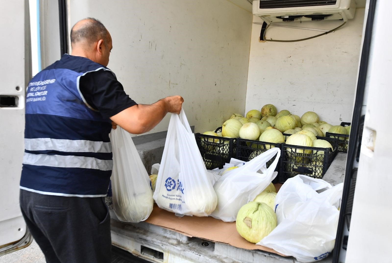 Tarlada Kalan 300 Ton Kavun Vatandaşa Dağıtıldı (1)