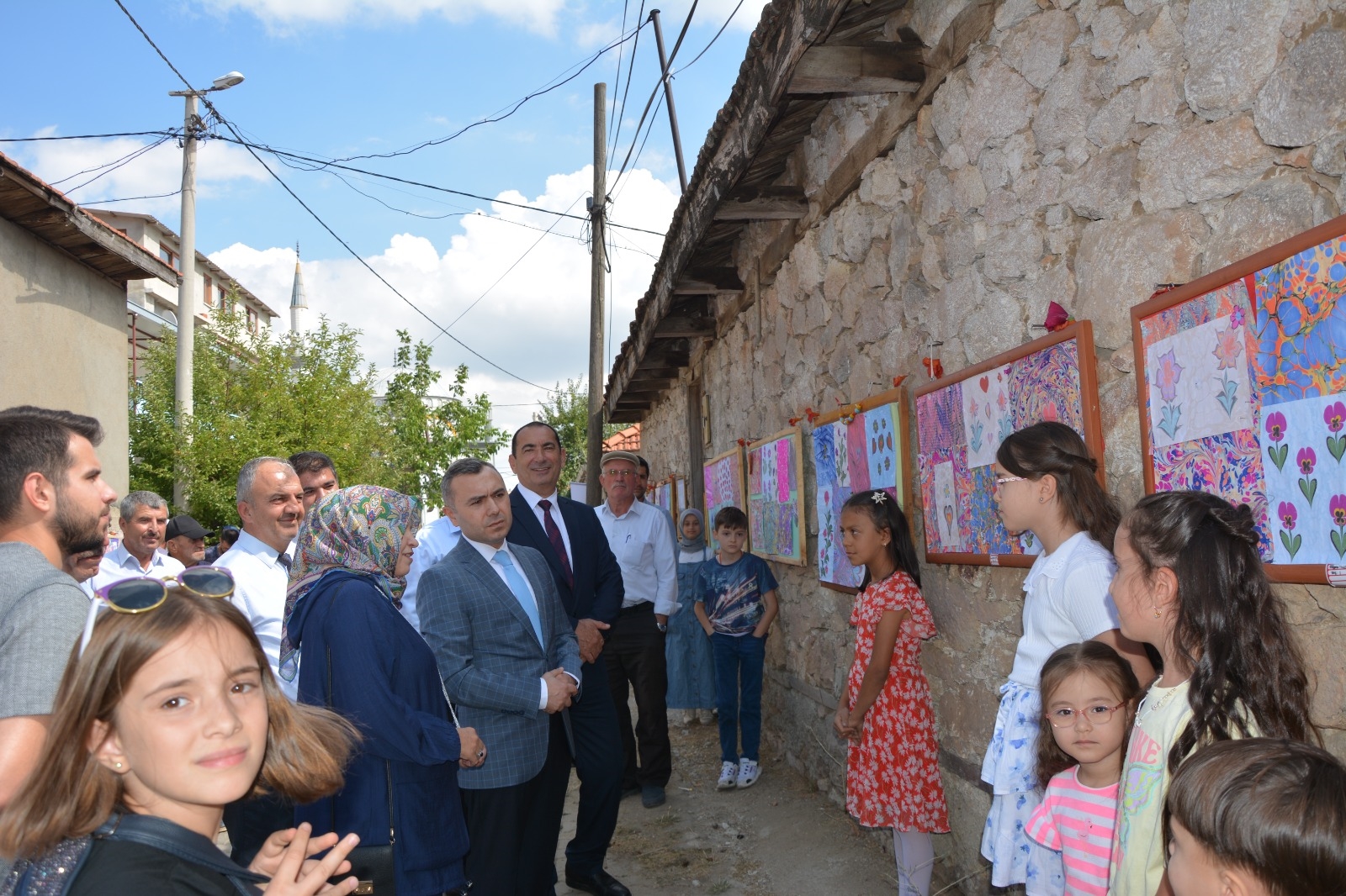 Çocuklar Mahalleyi Sergiye Çevirdi; Demirci’de ‘Köyde Sanat Var’ (4)