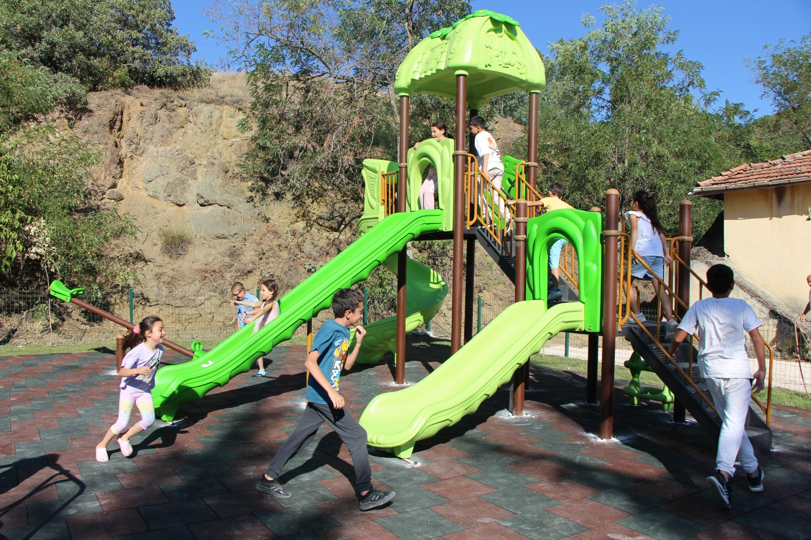 Park Isteyen Çocuklar Pankart Açıp Yürüyüş Yaptı (1)