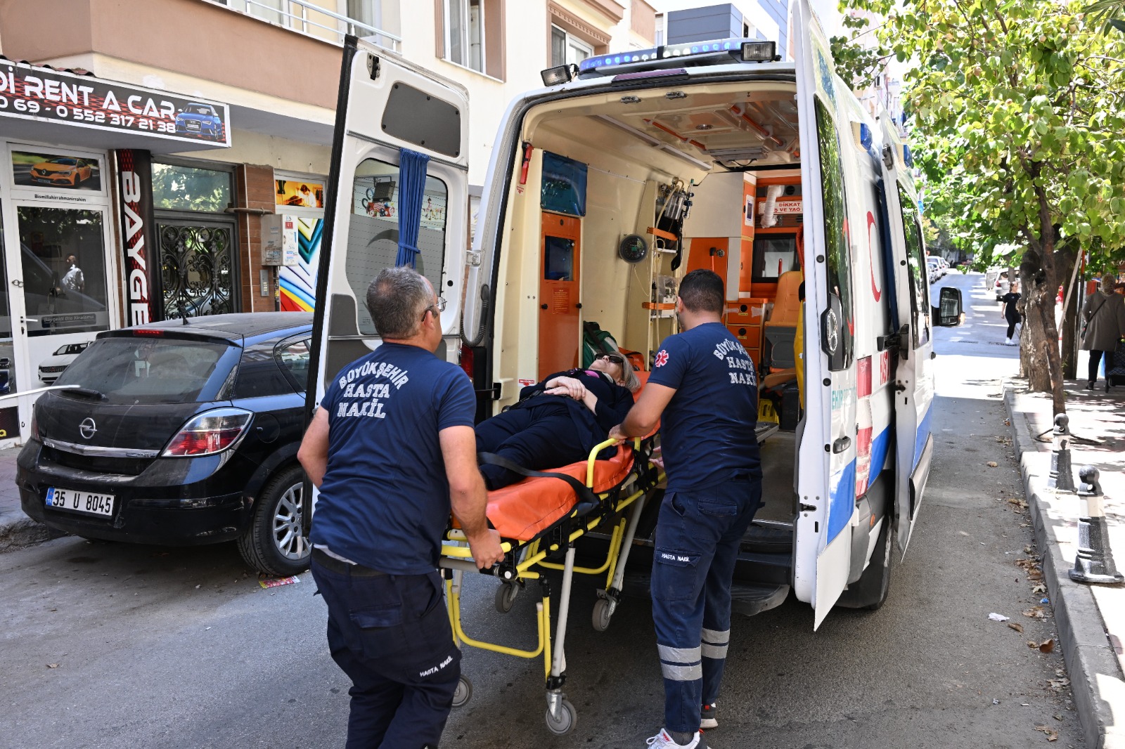 Büyükşehirden Vatandaşlara Hasta Nakil Ambulansı Hizmetii̇ (2)