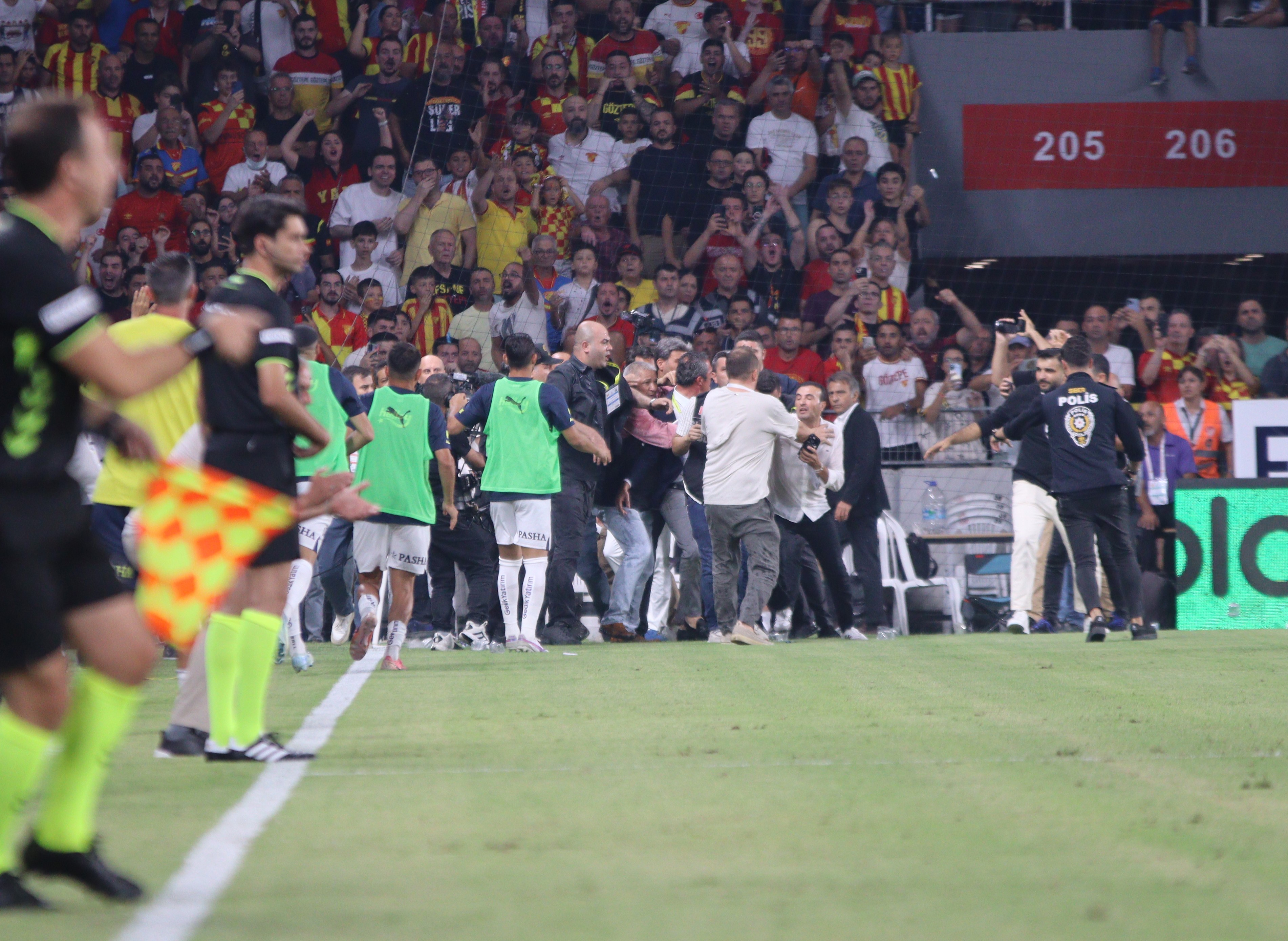 Fenerbahçe Başkanı Ali Koç'a Yabancı Madde Atıldı (4)