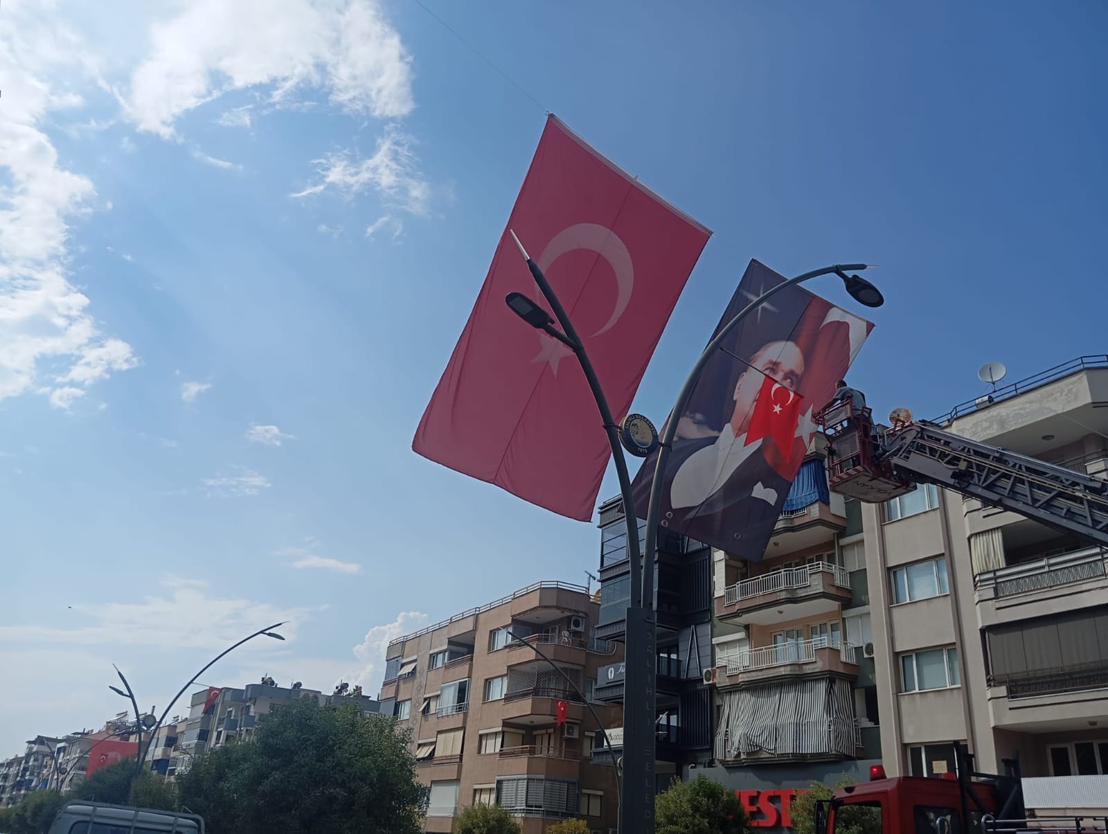 Belediye Ekipleri, Salihli’nin Cadde Ve Sokaklarını Türk Bayraklarıyla Donattı (1)