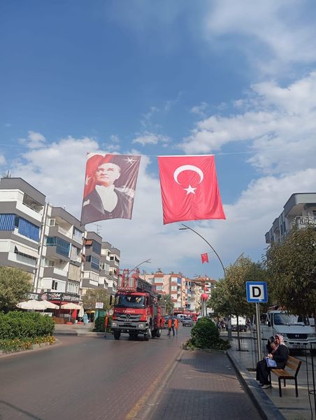 Belediye Ekipleri, Salihli’nin Cadde Ve Sokaklarını Türk Bayraklarıyla Donattı (3)