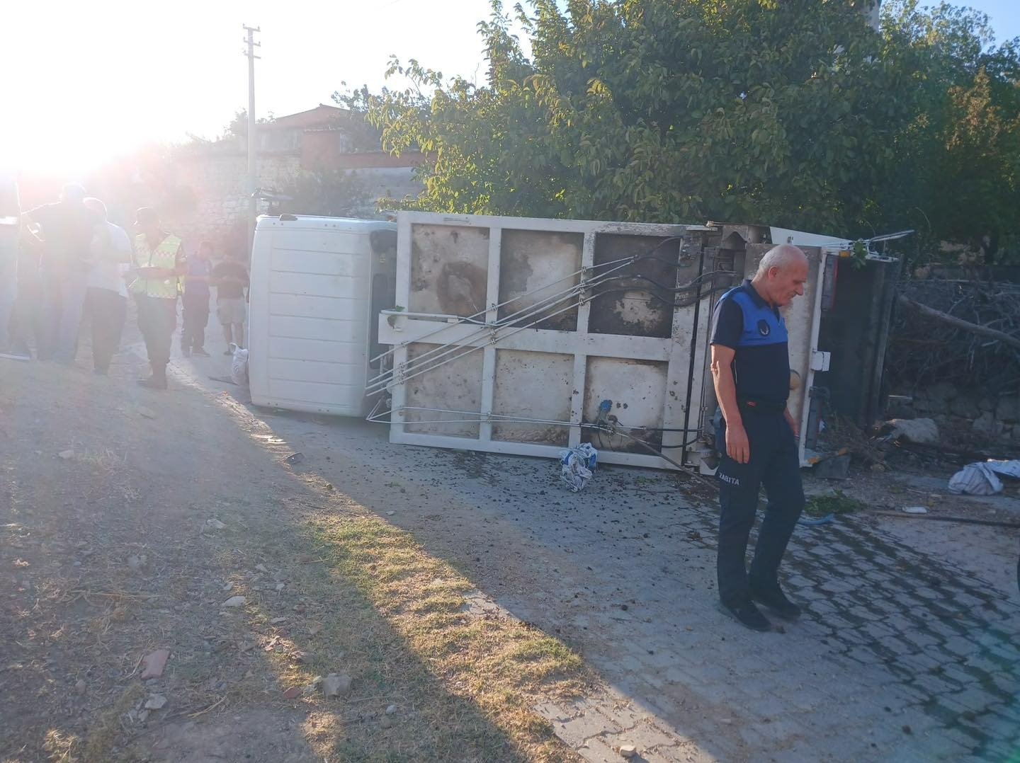 Kırkağaç'ta Çöp Kamyonu Devrildi (3)