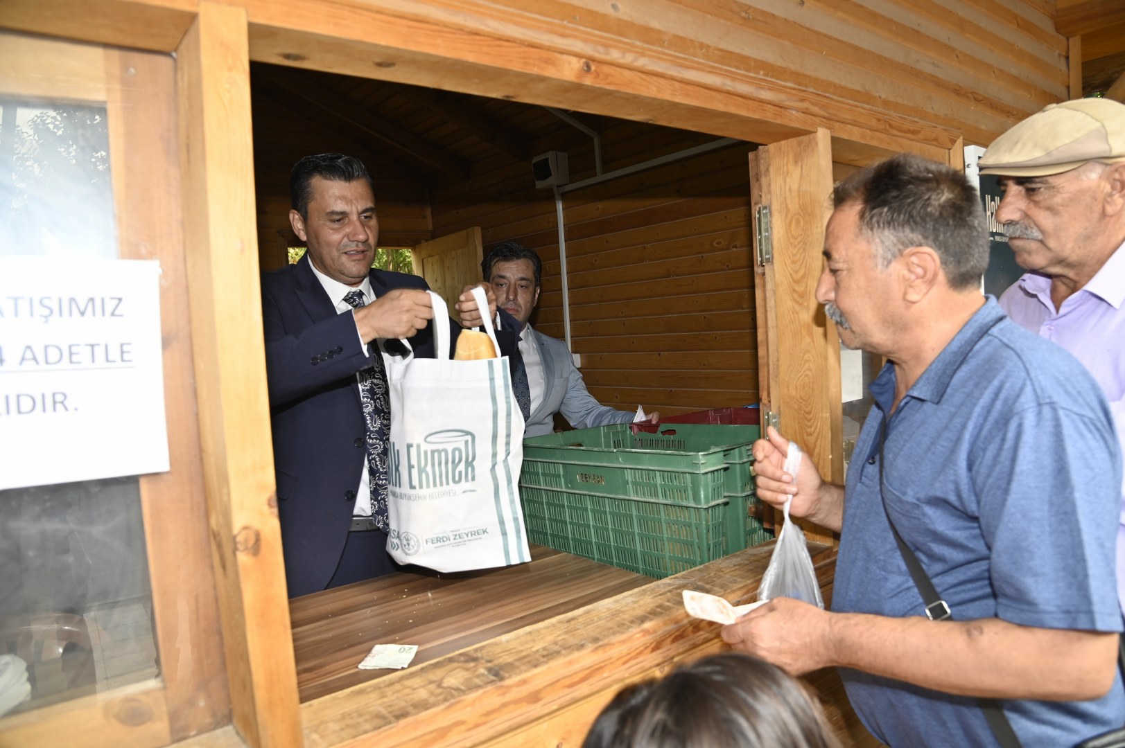 Manisa'da Halk Ekmek Dönemi İlk Satış Başkan Zeyrek'ten  (4)