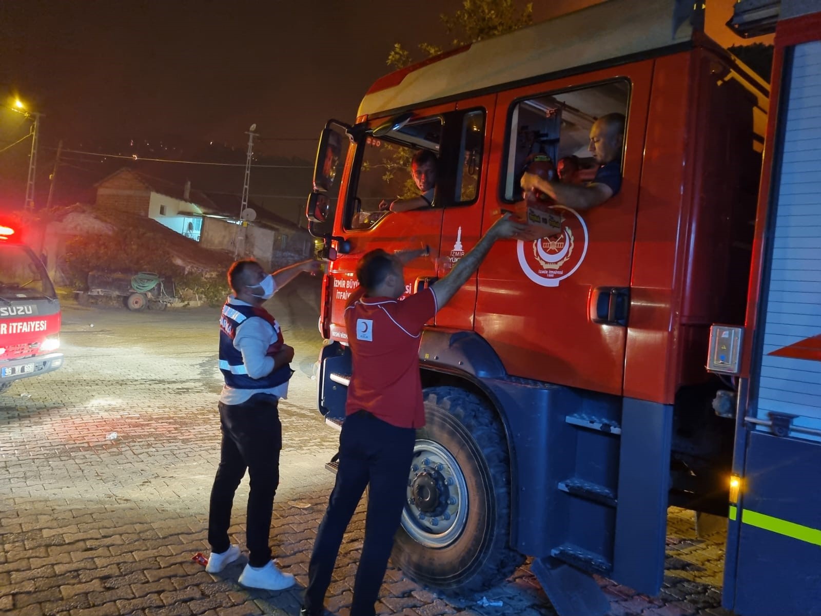 Manisa'da Meydana Gelen Orman Yangın Alanlarına Türk Kızılay'ından Destek (1)