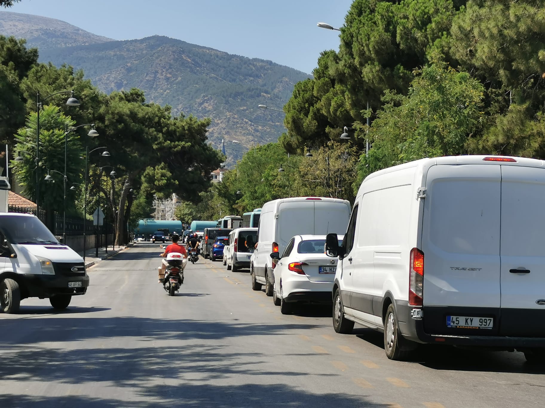 Manisa’yı Ikiye Bölen Tren Yolu Her Gün Ara Ara Saatlerce Trafiği Aksatıyor Bu Trenler Geçtikçe Bu Çile Bitmez! (2)