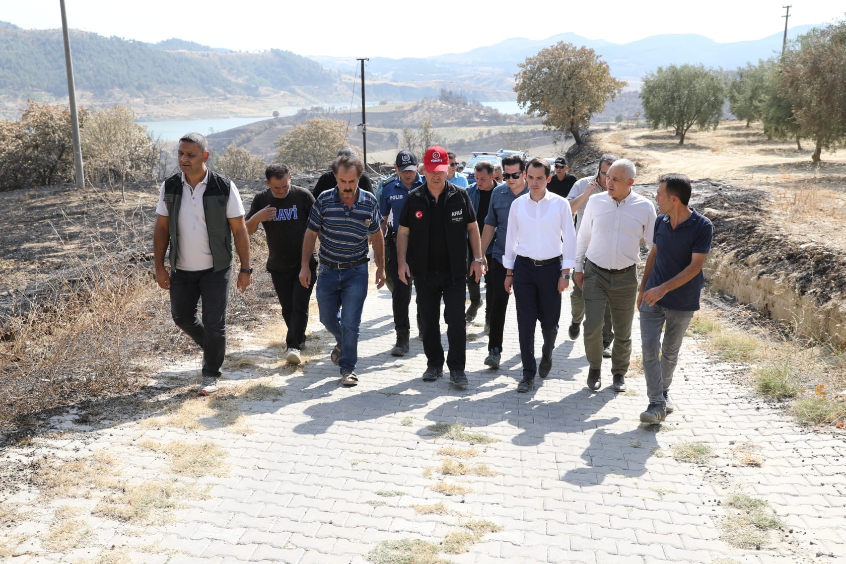 Vali Ünlü, Yangında Zarar Gören Alanları Inceledi (4)