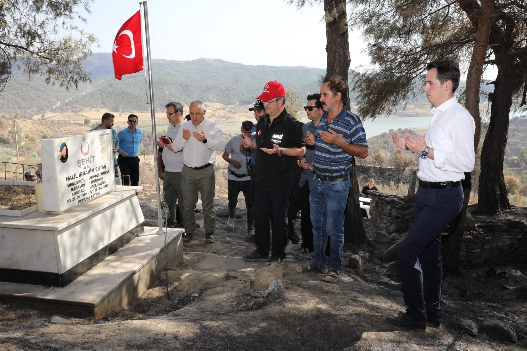 Vali Ünlü, Yangında Zarar Gören Alanları Inceledi (6)