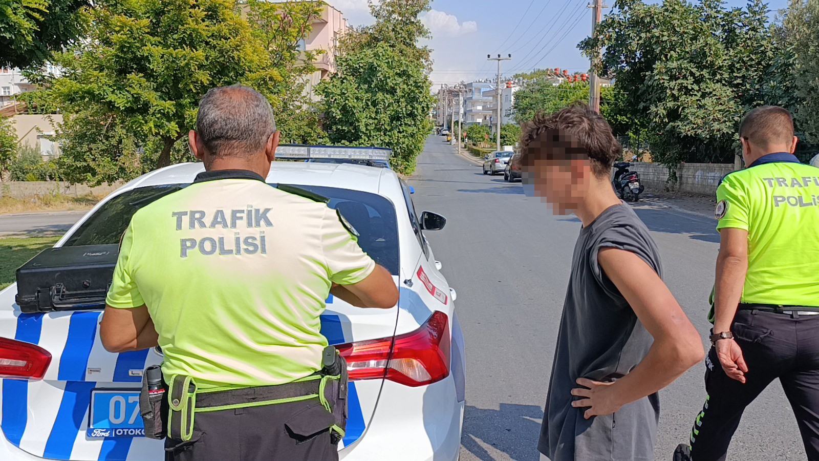 Afacan Sürücü Mahalleyi Birbirine Kattı 14 Yaşındaki Çocuk 3 Aracı Hurdaya Çevirdi, 1 Kişi Yaralandı (1)