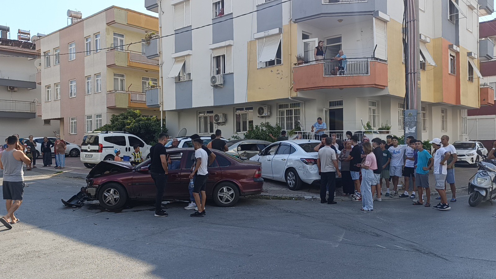 Afacan Sürücü Mahalleyi Birbirine Kattı 14 Yaşındaki Çocuk 3 Aracı Hurdaya Çevirdi, 1 Kişi Yaralandı (2)