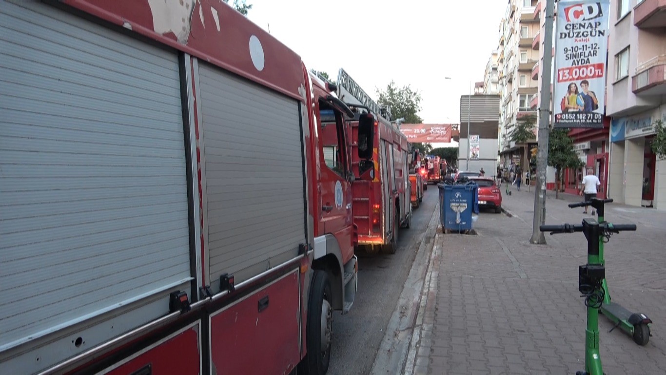 Apartmanın Çatısındaki Mangal Dumanı 7 Itfaiye Aracını Alarma Geçirdi (2)