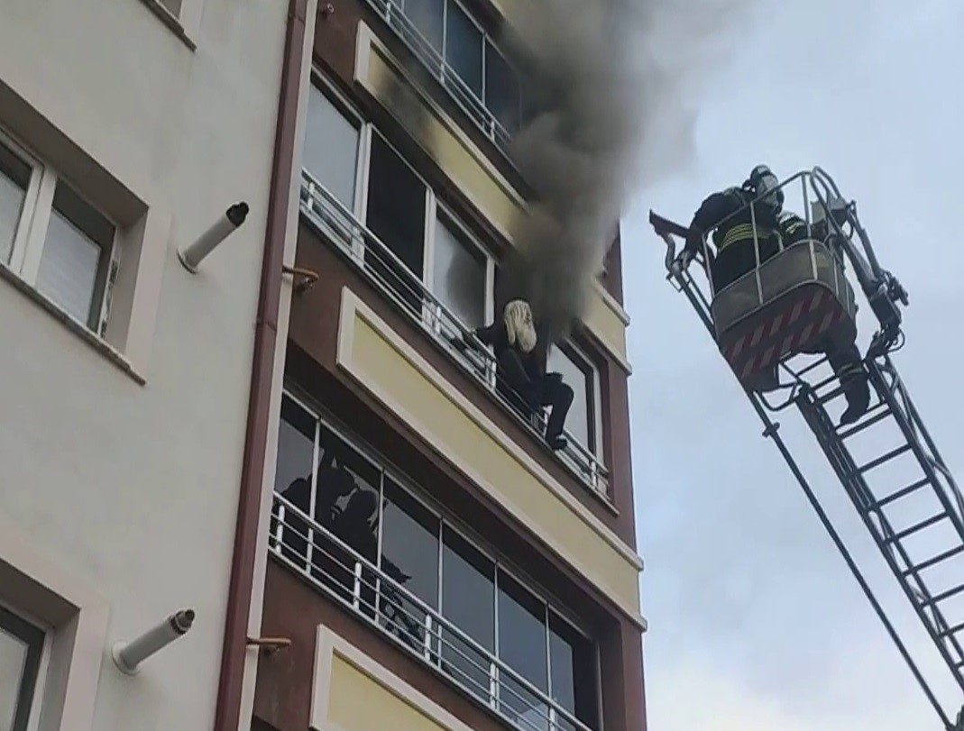 Canını Zor Kurtardı, Pencereye Çıkıp Böyle Yardım Bekledi (1)