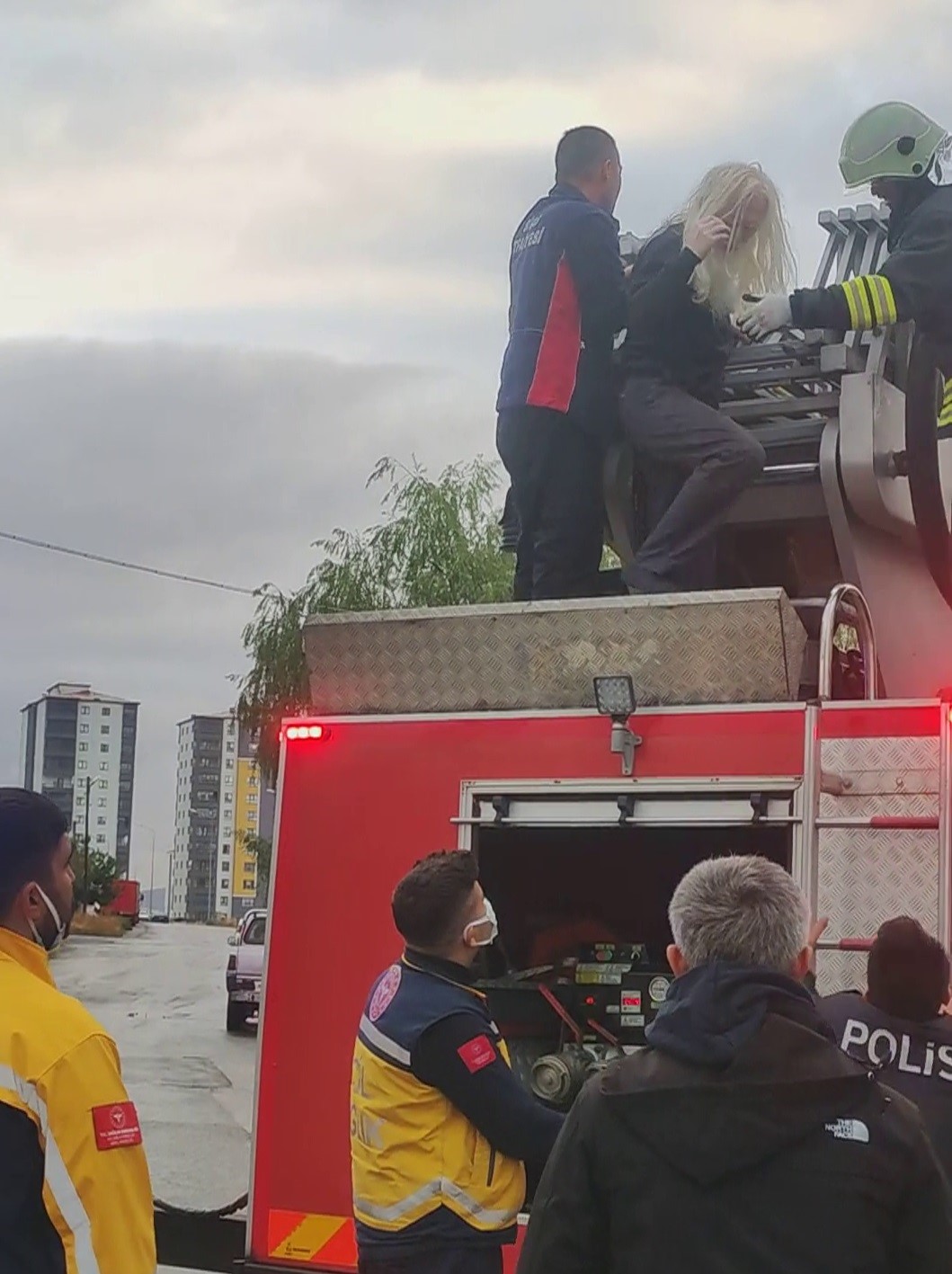 Canını Zor Kurtardı, Pencereye Çıkıp Böyle Yardım Bekledi (2)