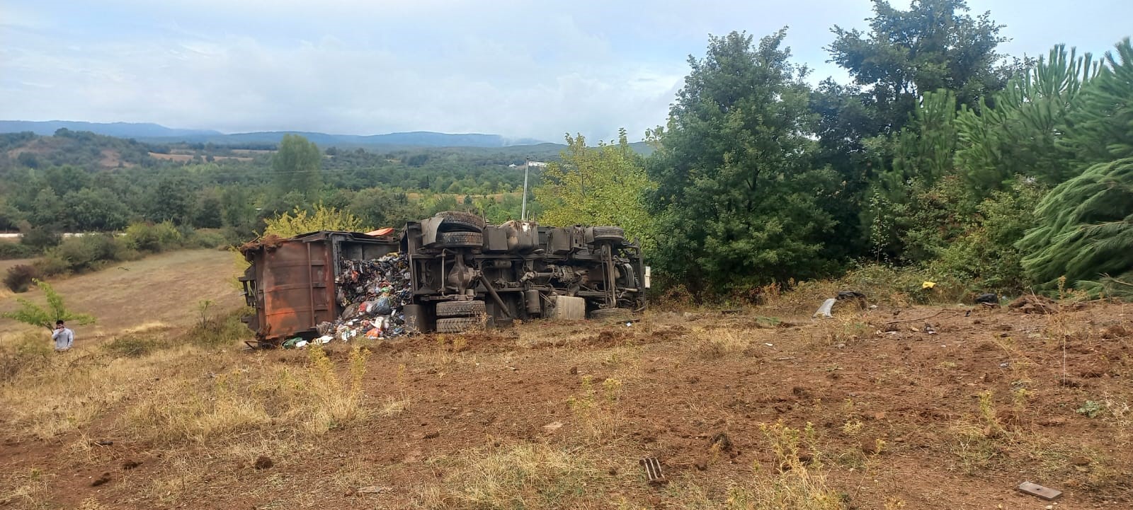 Çöp Kamyonu Şarampole Yuvarlandı 3 Kişi Yaralandı (5)