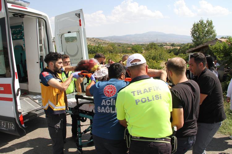 Manisa'da Feci Kaza! Kontrolden Çıkan Araç Tarlaya Uçtu, 1’I Ağır 5 Yaralı (1)