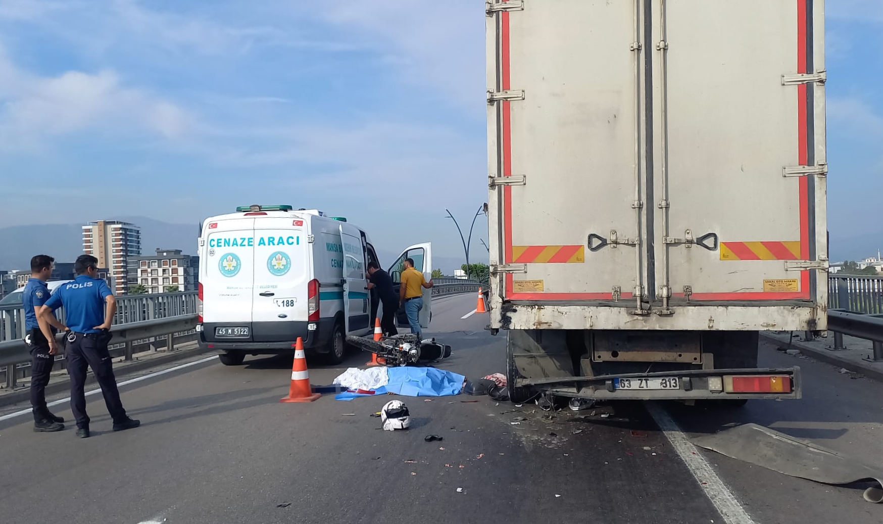 Manisa'da Kamyona Çarpan Motosiklet Sürücüsü Öldü (2)